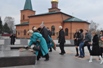 В канун Дня единения народов России и Беларуси в центре Красной Горы прошла церемония возложения цветов к монументу Мужества в сквере Славы. У памятника собрались представители двух братских народов: россияне и белорусы